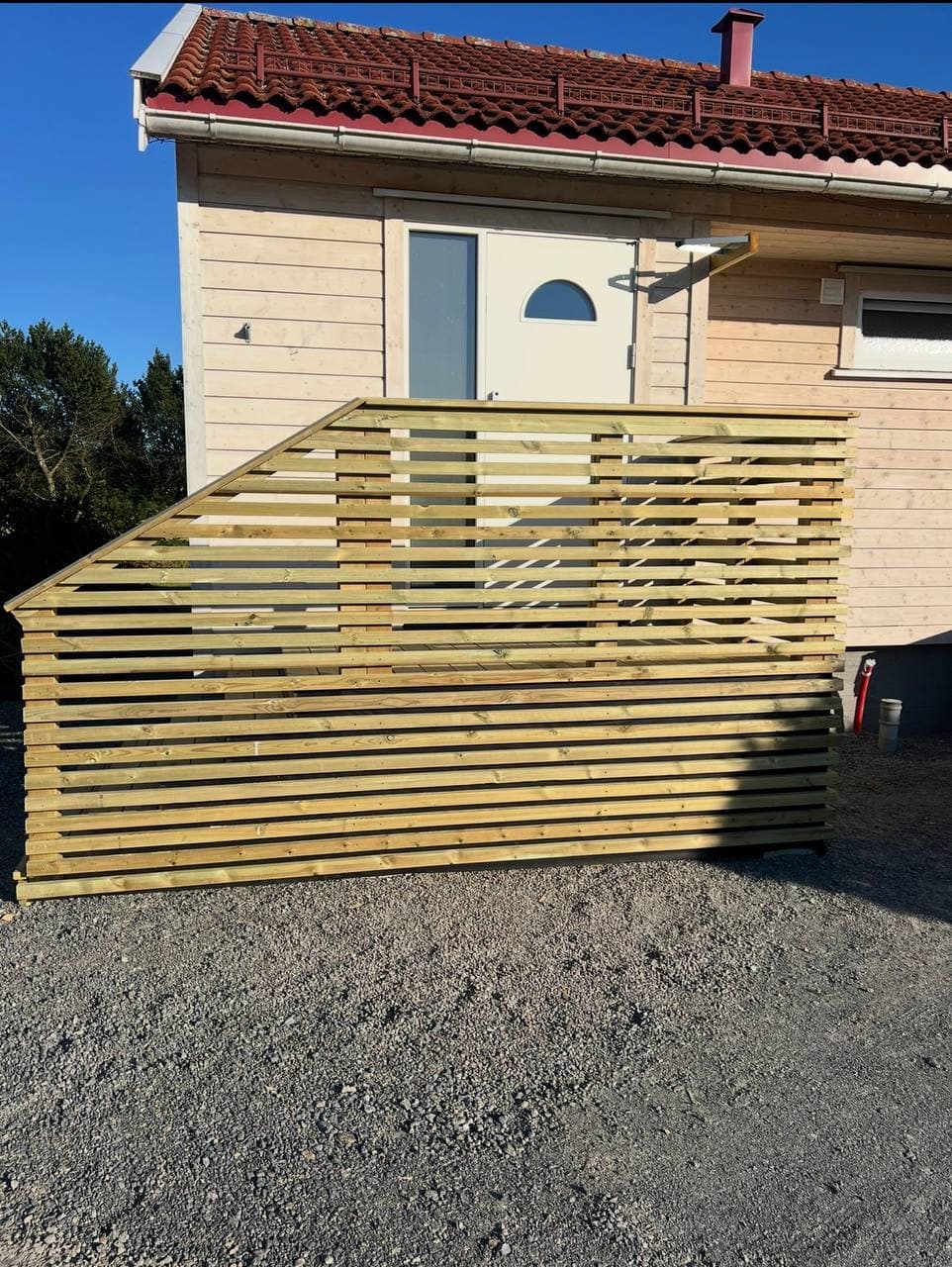 Levegg med liggende spiler i impregnert tre foran inngangsparti – tømrerarbeid av Solid Multibygg AS