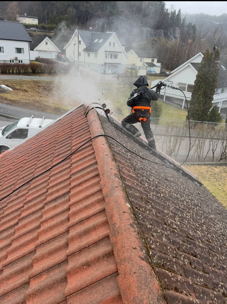 Høytrykksvask av takstein med mose og groe før takfornying – Solid Multibygg AS